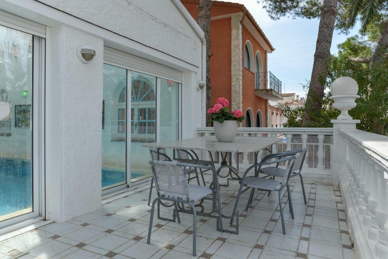 Villa Requesens On Canal Empuriabrava Exterior foto