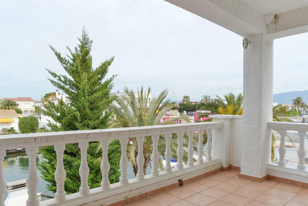 Villa Requesens On Canal Empuriabrava Exterior foto